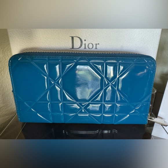 Dior Cannage Patent Leather Tutti Voyaguer Zip Around Wallet. EUC. Comes in Box. - Picture 5 of 10